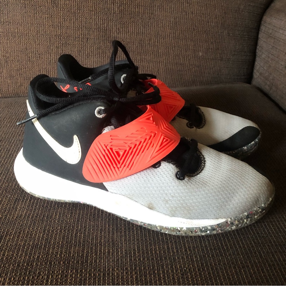 Nike Kairie Flytrap II in Gray Black White Bright Salmon Sz 5.5